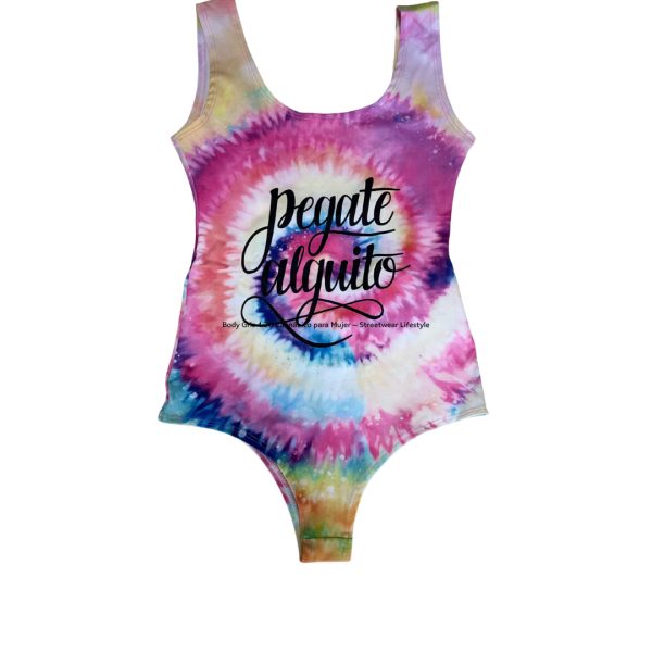 Body Tie Dye “Pégate Alguito” – Cannabis Lifestyle para Mujer